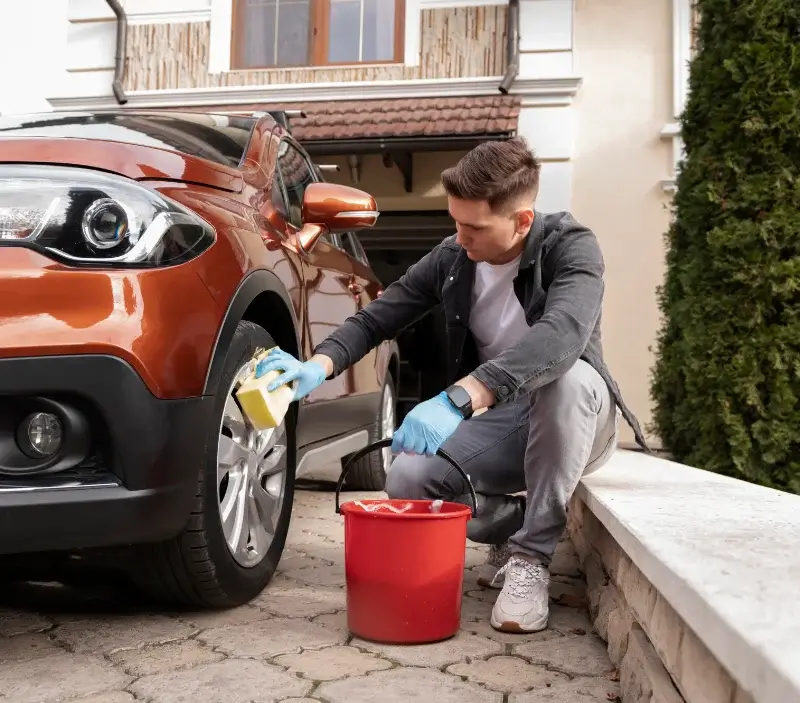 Lavage auto à domicile Saint-Martin-de-Brômes : professionnel intervenant sur un véhicule